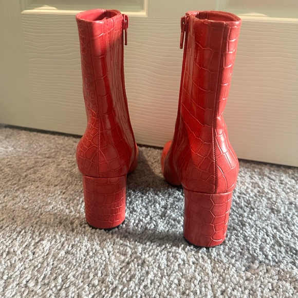 New Seven Dials Red Alligator Faux Leather Booties, sz 6 - Picture 4 of 7